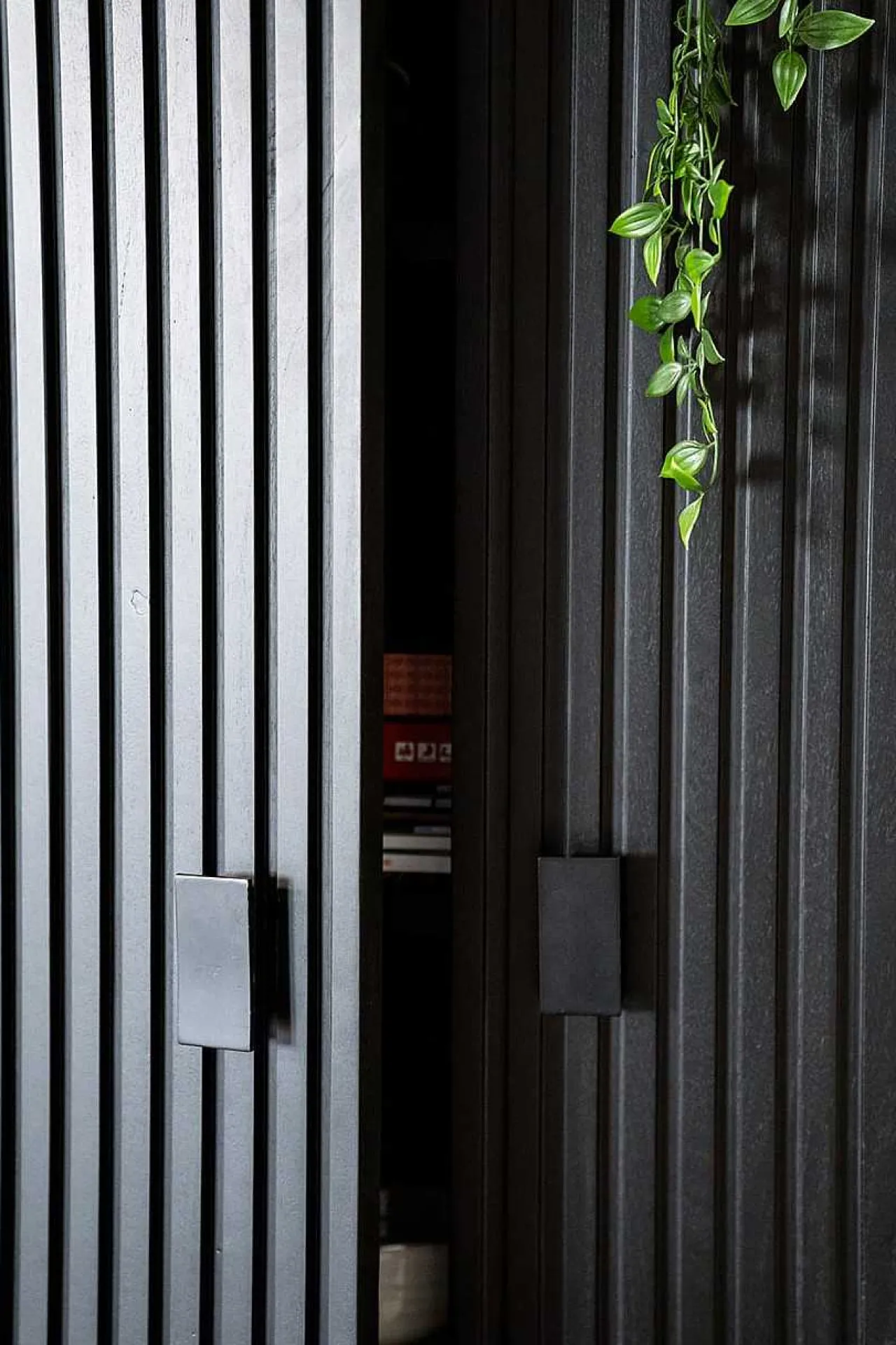 Eleonora Highboard Remi Schwarz 96X170> Highboards