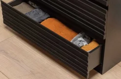 mutoni living Kommode Jente 5 Schubladen Kiefer Tiefschwarz Fsc><noscript><img width=