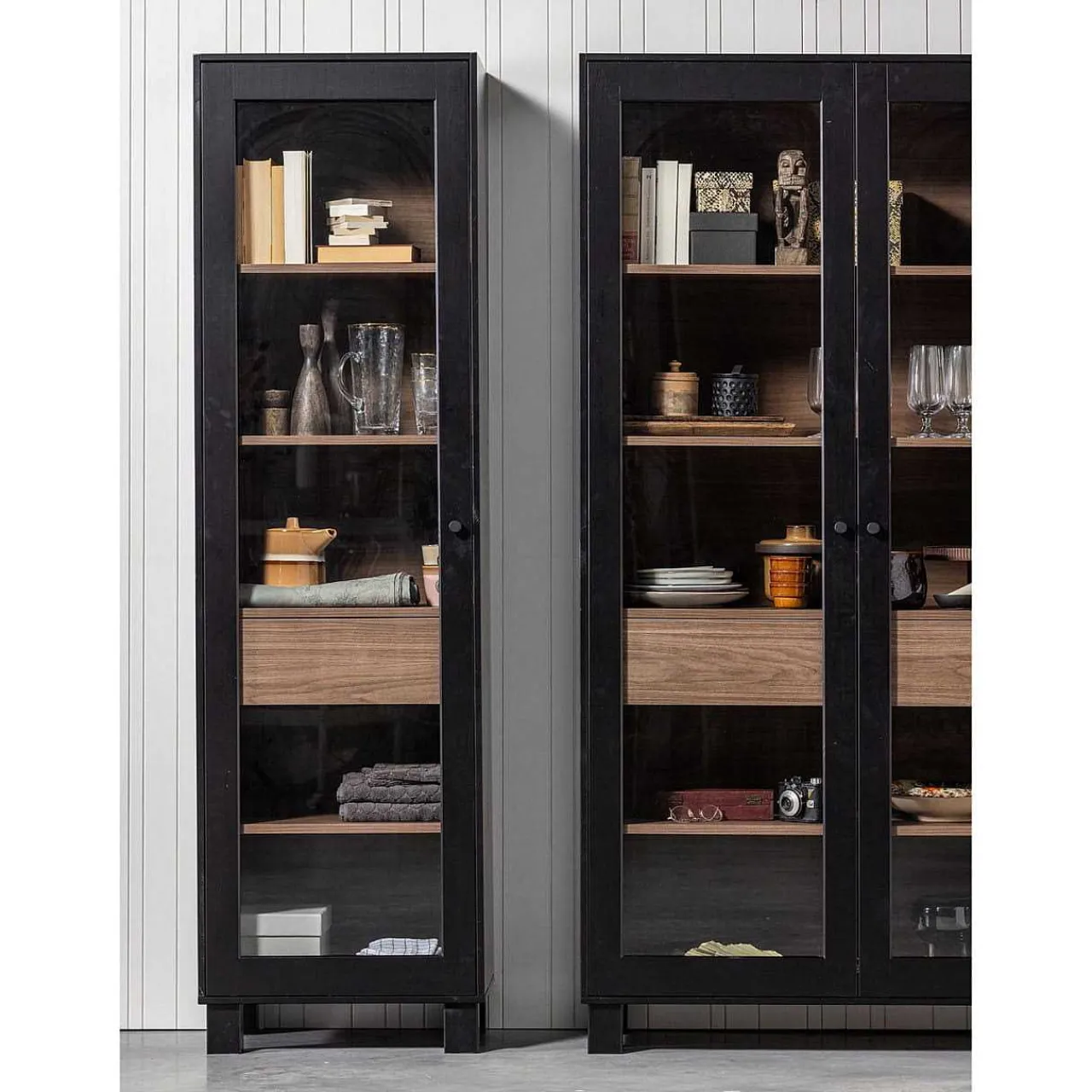 mutoni living Vitrinenschrank Goos Kiefer Schwarz Walnuss 200X57> Vitrinen