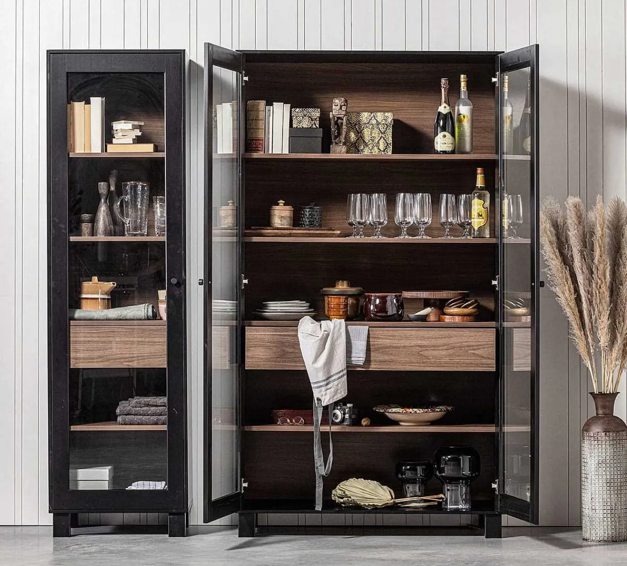 mutoni living Vitrinenschrank Goos Kiefer Schwarz Walnuss 110X200> Vitrinen